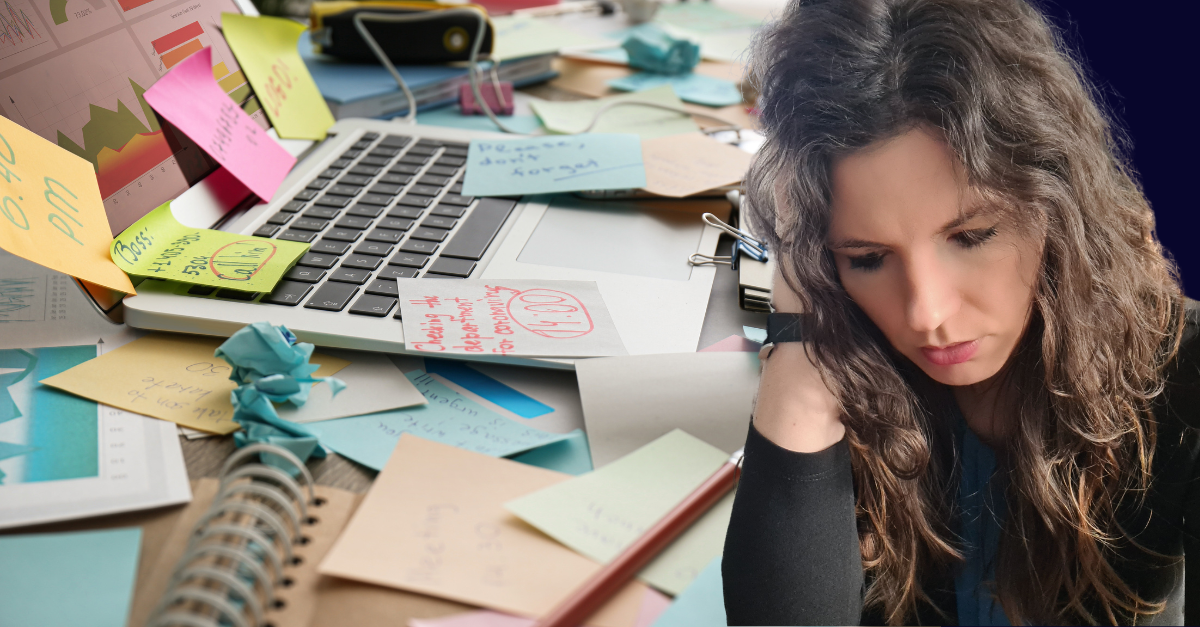 Frau vor einem Laptop und vielen Post-Its